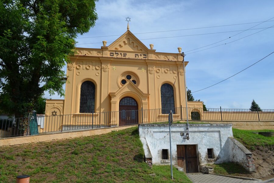 Židovská obřadní síň a židovský hřbitov Bzenec