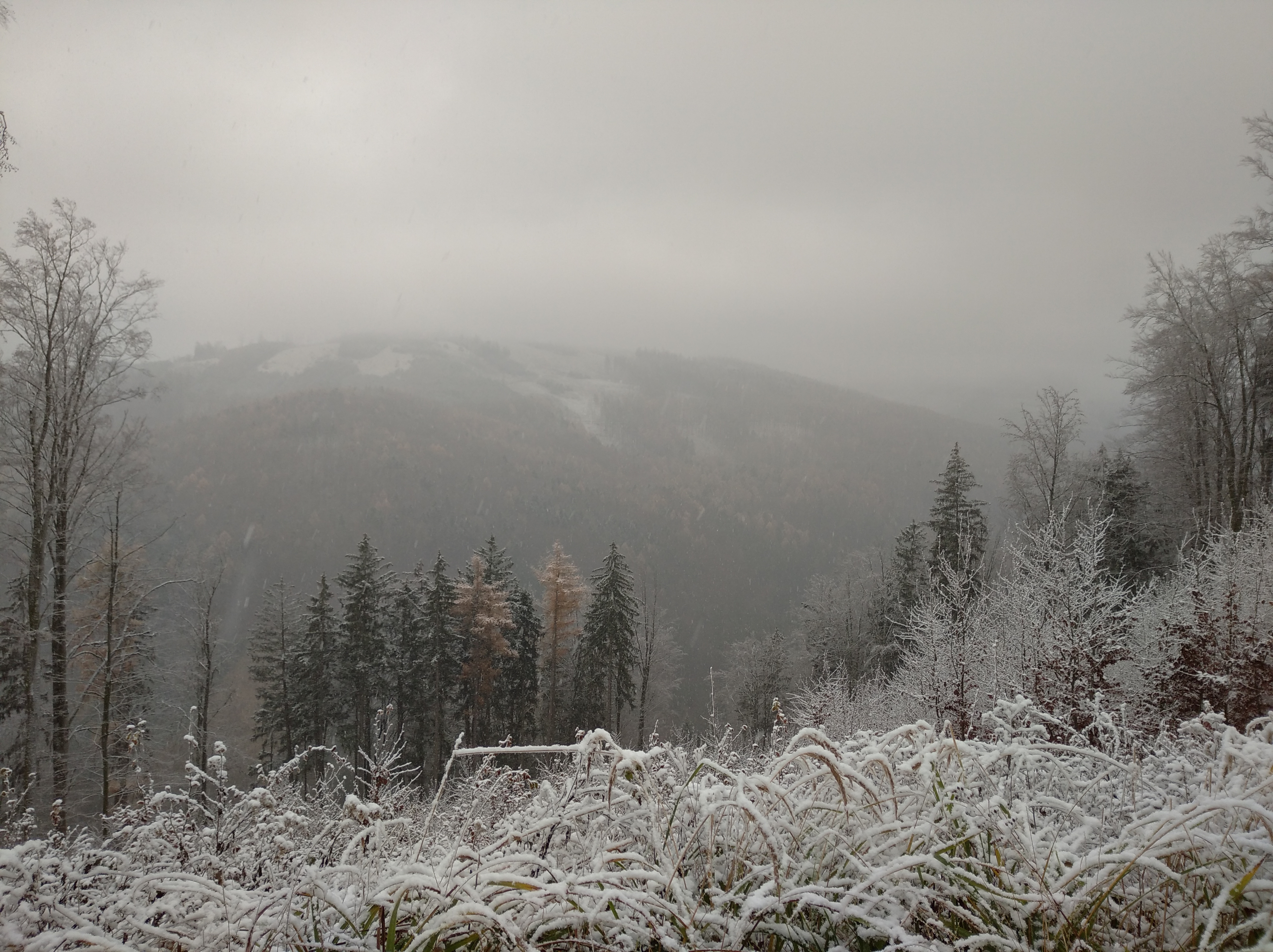 Bílé Karpaty přikryla bílá peřinka