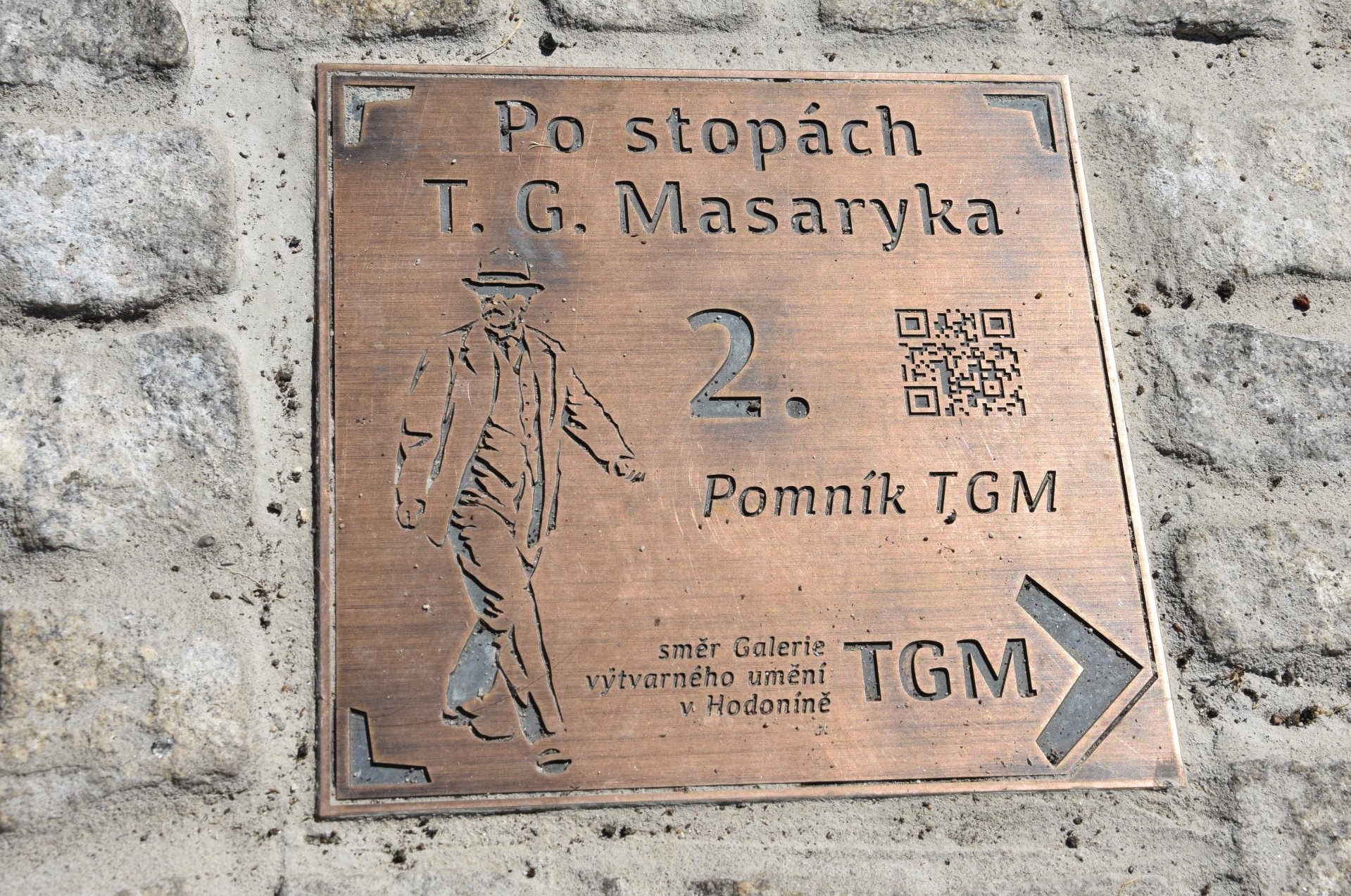 Bronzové tabulky v chodníku vedou turisty po stopách Masaryka