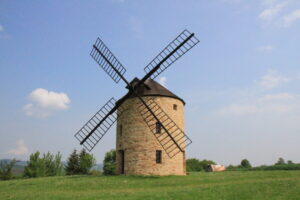 Replika větrného mlýna v Jalubí