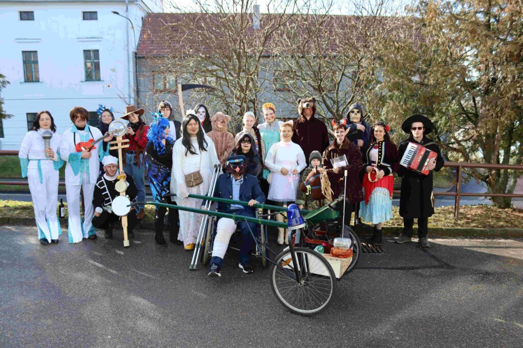 Fašaňk s pochováváním basy ve Strážovicích