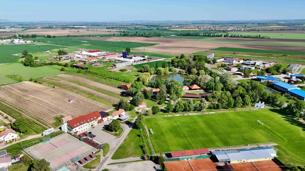 Na kolech do lužních lesů, uvařit guláš a pak rozjímat za slovanskými velmoži