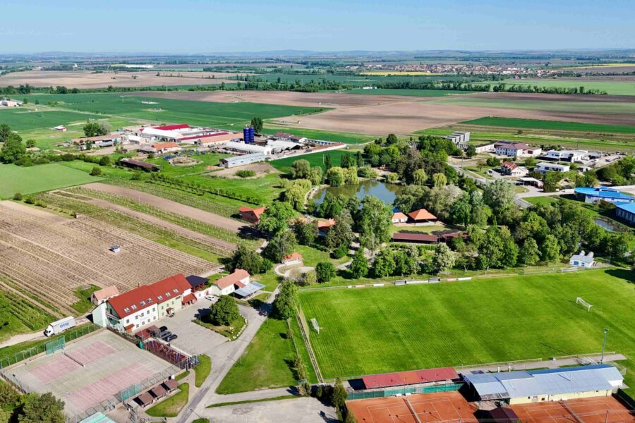 Na kolech do lužních lesů, uvařit guláš a pak rozjímat za slovanskými velmoži