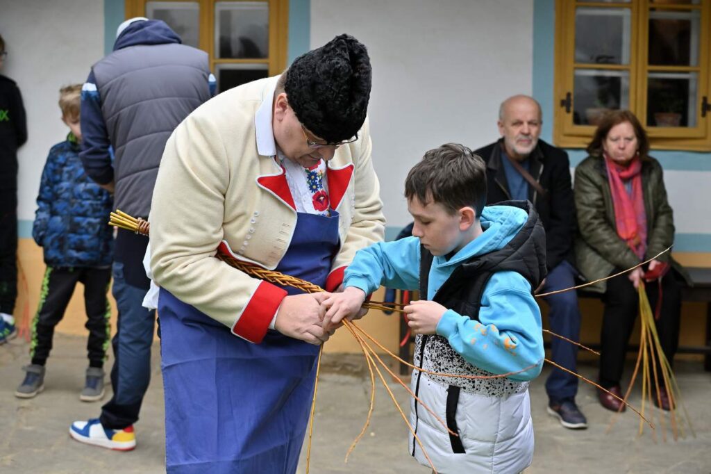 Malované vajíčko na červenej šňůrce