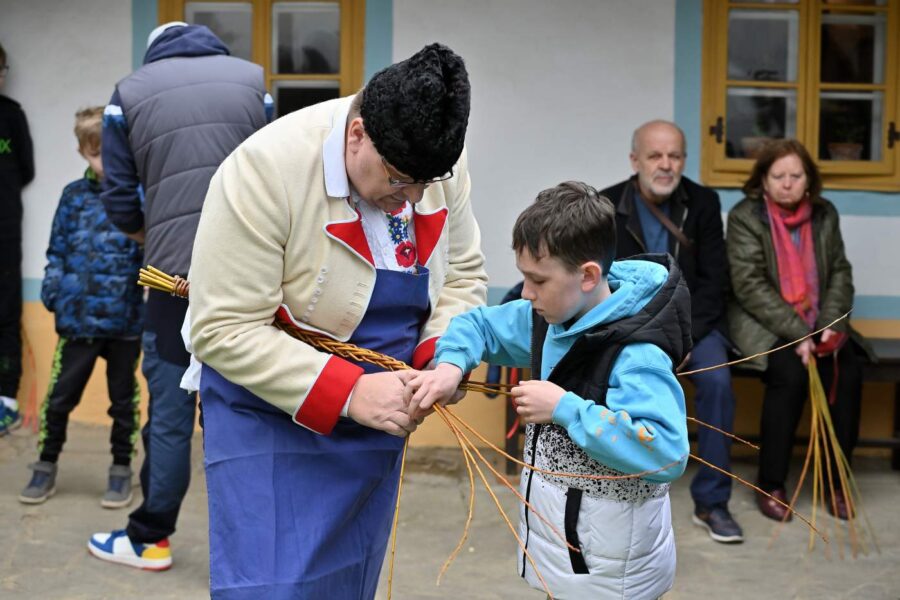 Malované vajíčko na červenej šňůrce