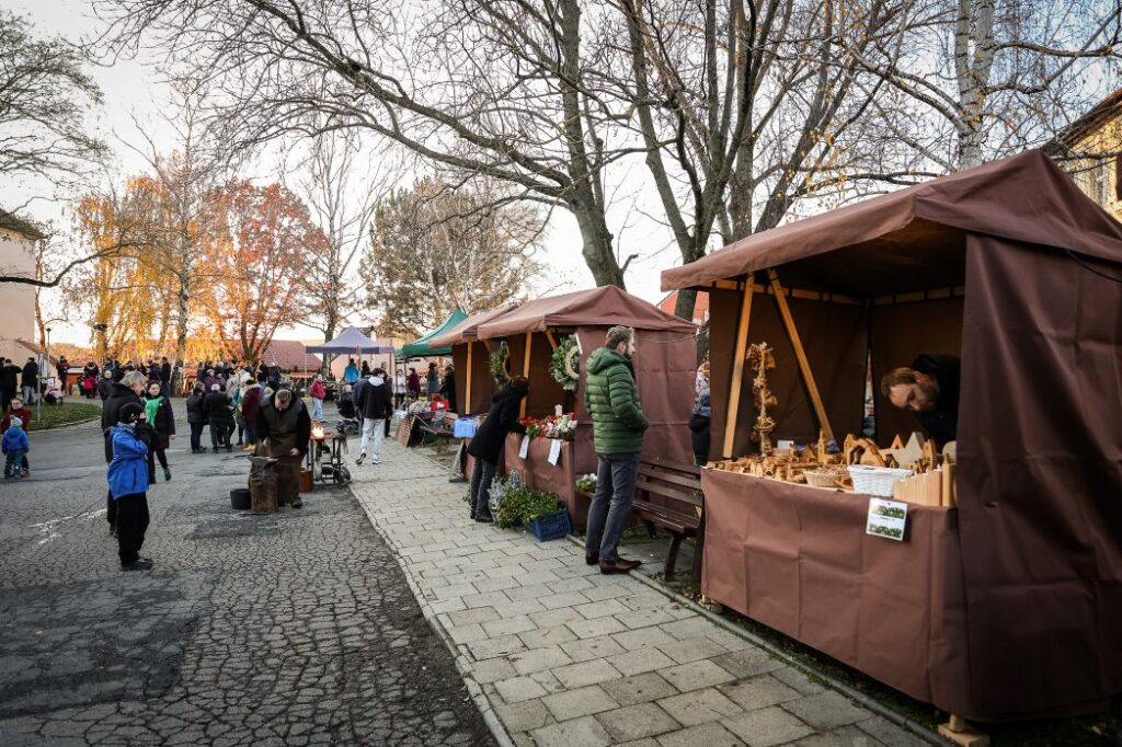 Adventní jarmark s rozsvícením vánočního stromu