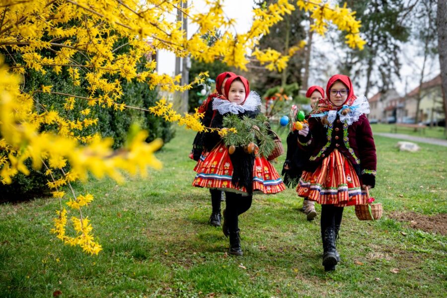 Nošení létečka – „Královničky“ ve Vlčnově