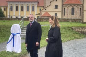Na Velehradě byl odhalen nový milníkový kámen Cyrilometodějské stezky FOTO