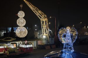 Sněhulák z&nbsp;ráfků a&nbsp;betlém z&nbsp;kovu: Vánoce na&nbsp;Slovácku jinak FOTO