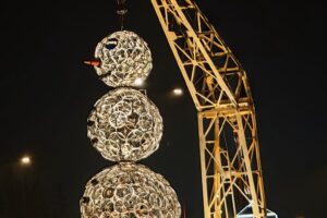 Sněhulák z&nbsp;ráfků a&nbsp;betlém z&nbsp;kovu: Vánoce na&nbsp;Slovácku jinak FOTO