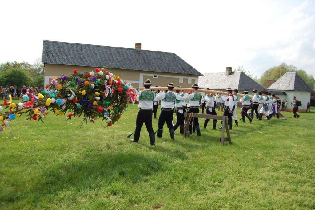 Stavění máje – zahájení návštěvní sezóny ve&nbsp;Skanzenu Strážnice