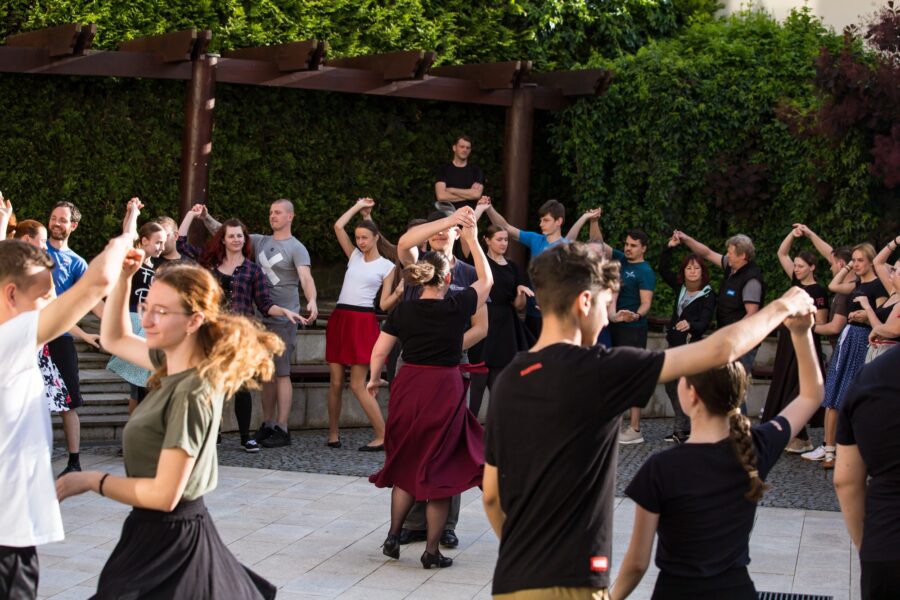 Učíme se&nbsp;lidové tance FOTO
