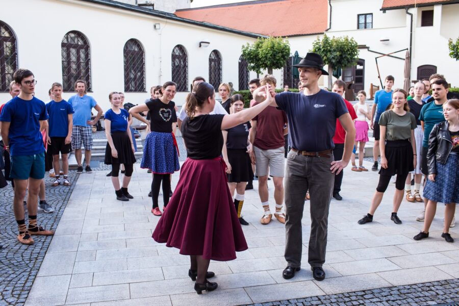 Učíme se&nbsp;lidové tance FOTO