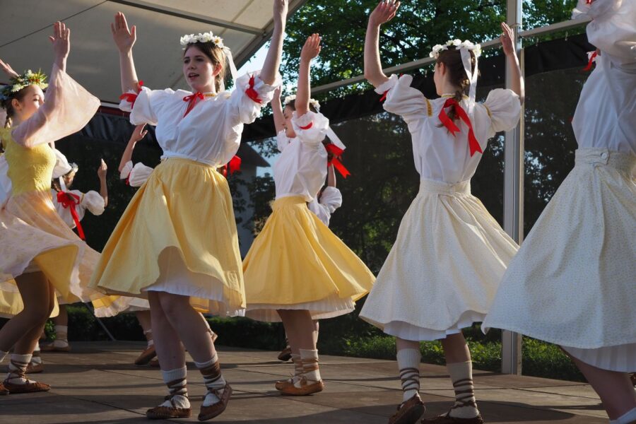 Stavění máje v&nbsp;Bojkovicích