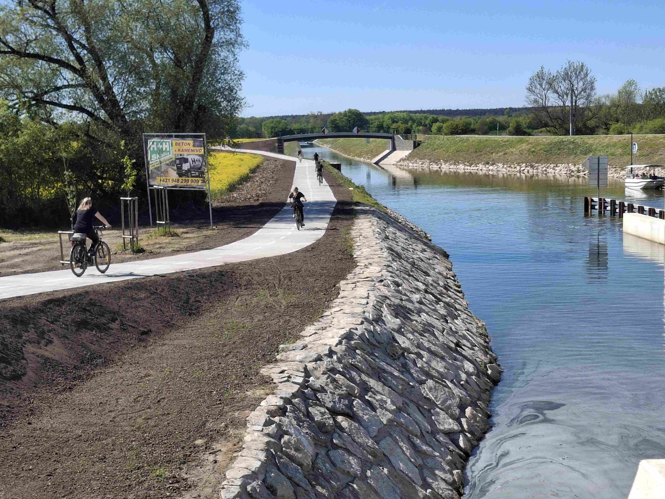 FOTOGALERIE: Cyklisté berou útokem prodloužení Baťova kanálu. Zajímá je komora, mosty i&nbsp;místo soutoku s&nbsp;Moravou